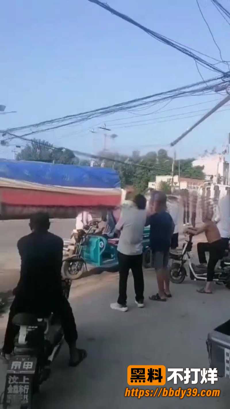 山东成武汶上集镇羊杂汤店惨遭货车撞击 疑似疲劳驾驶 现场画面极其惨烈