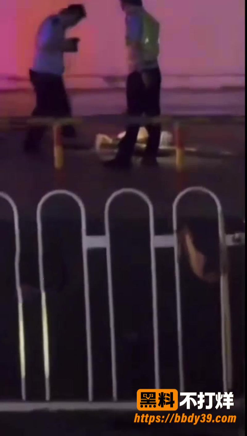 临沂临沭时代广场凌晨出大车祸 特斯拉疑似醉驾撞电动车 现场画面极其惨烈