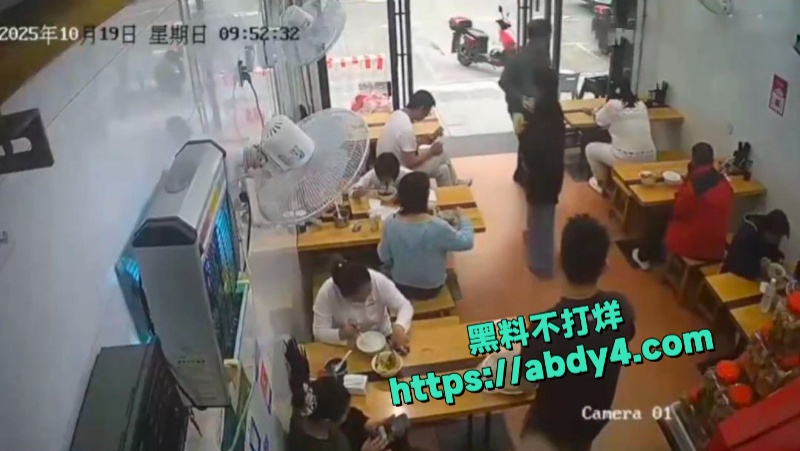 小仙女面馆一人独占两凳态度嚣张被男子及父亲当场暴打 9