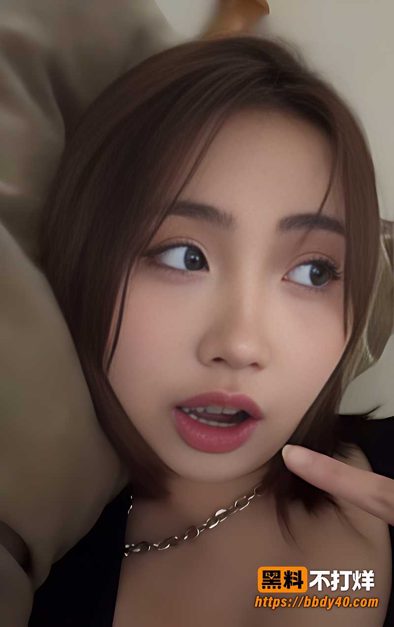 齐刘海甜妹在宿舍全裸私拍 蓝色壁纸前各种变换姿势 表面乖巧私下竟然这么浪