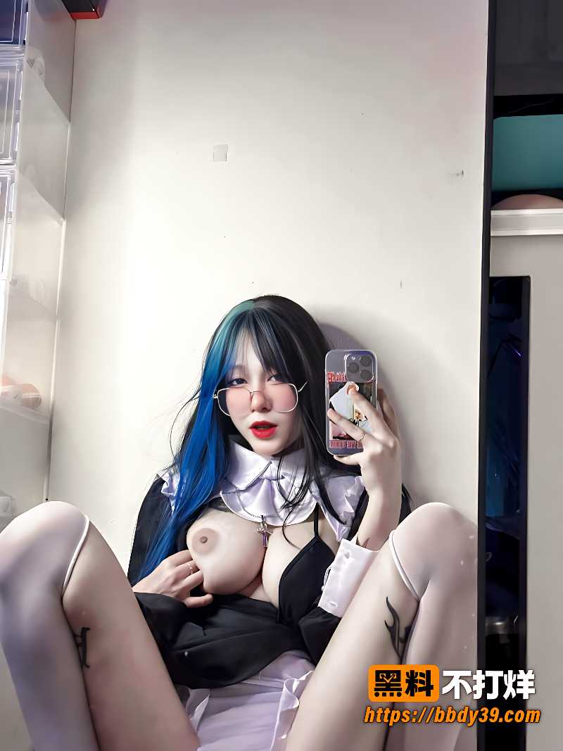 纹身妹换装诱惑