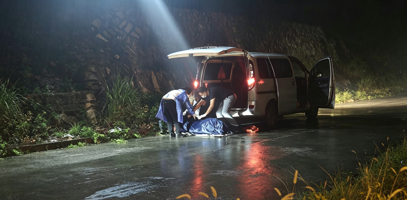 新营路边惊现分尸残骸 行车记录仪全程拍下 人体残骸就被随手扔在路边草丛