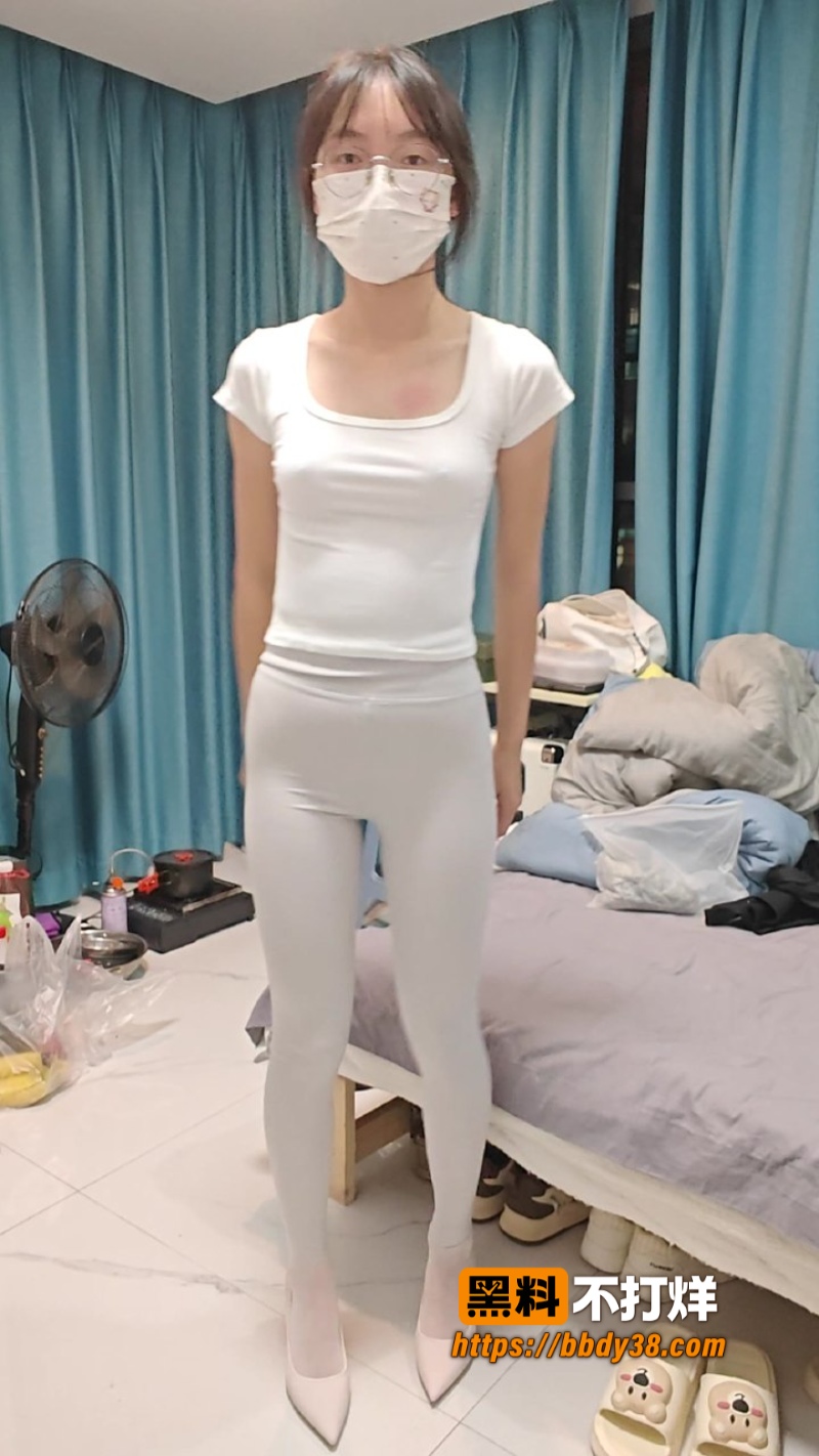 清纯眼镜口罩妹白丝吊带裙8