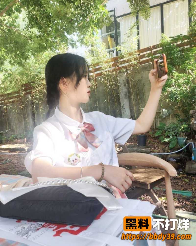 高颜值甜妹清纯骚脸跪地舔屌 像极了身边的大学同学 穿上JK要加钱哦