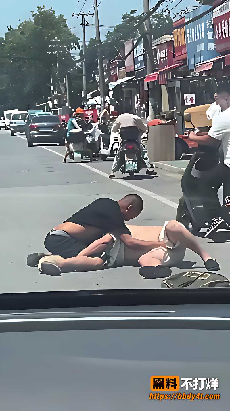 街头两男互殴2
