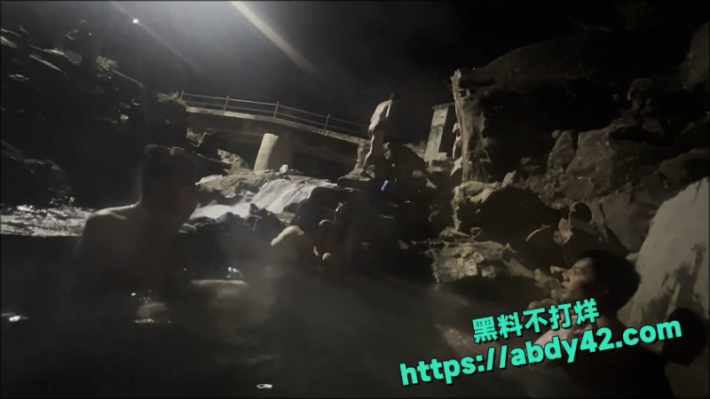 夜晚泳池 男女混浴 6