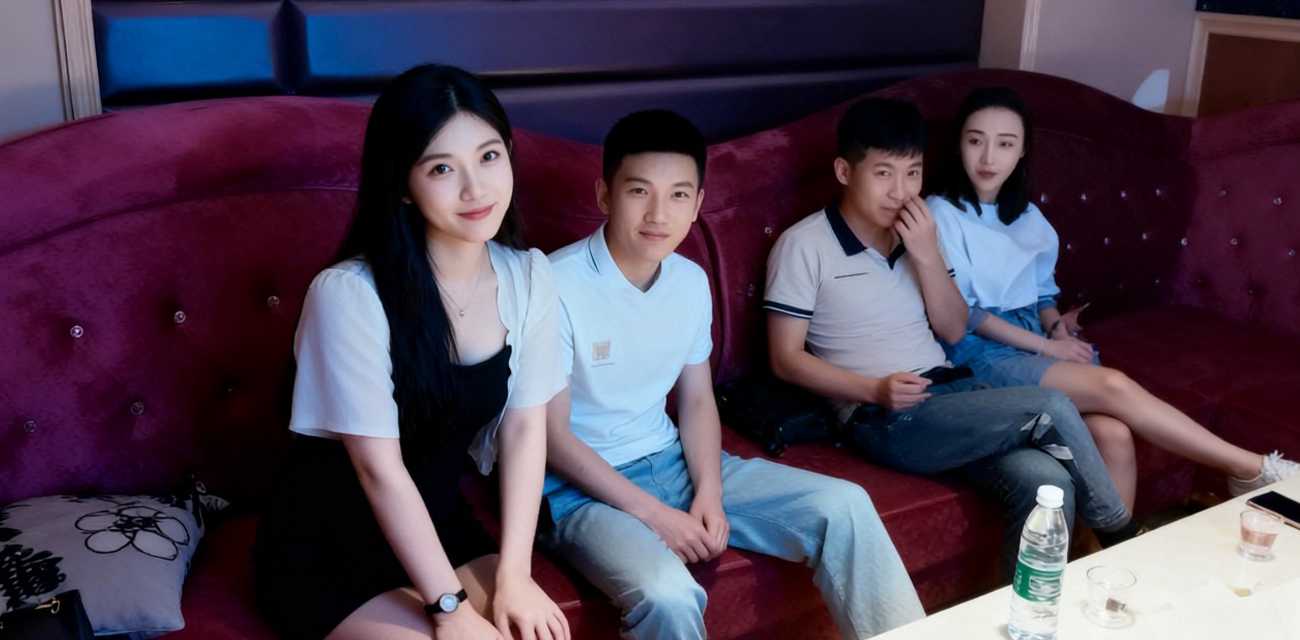 两男两女KTV唱歌变4P战场