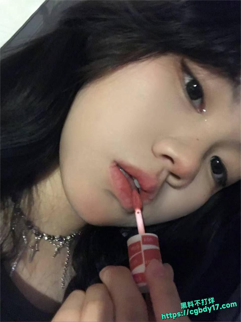 清纯大二甜妹自拍自慰