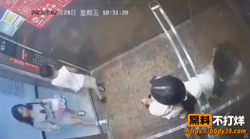 抖音网红六六电梯冲突母子围殴女子 女子提垃圾催促男孩引发扭打 难怪这么嚣张原来是个网红