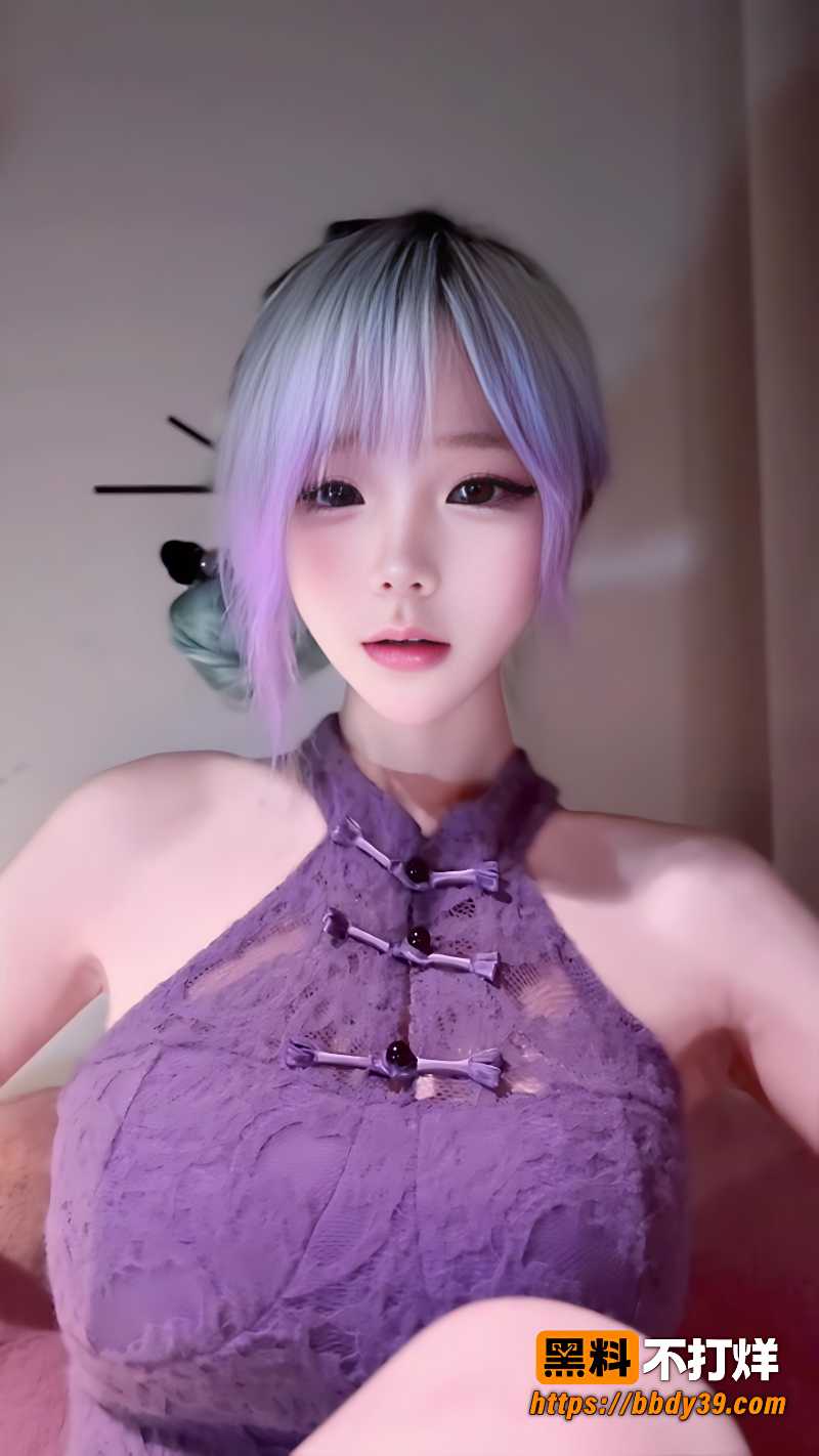 摸胸摆姿势