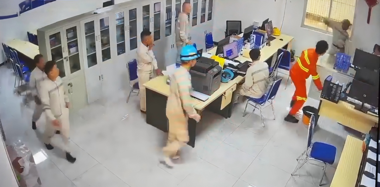 老实人好欺负?项目办公室工人捅领导4刀 众人拦不住现场十分乱套