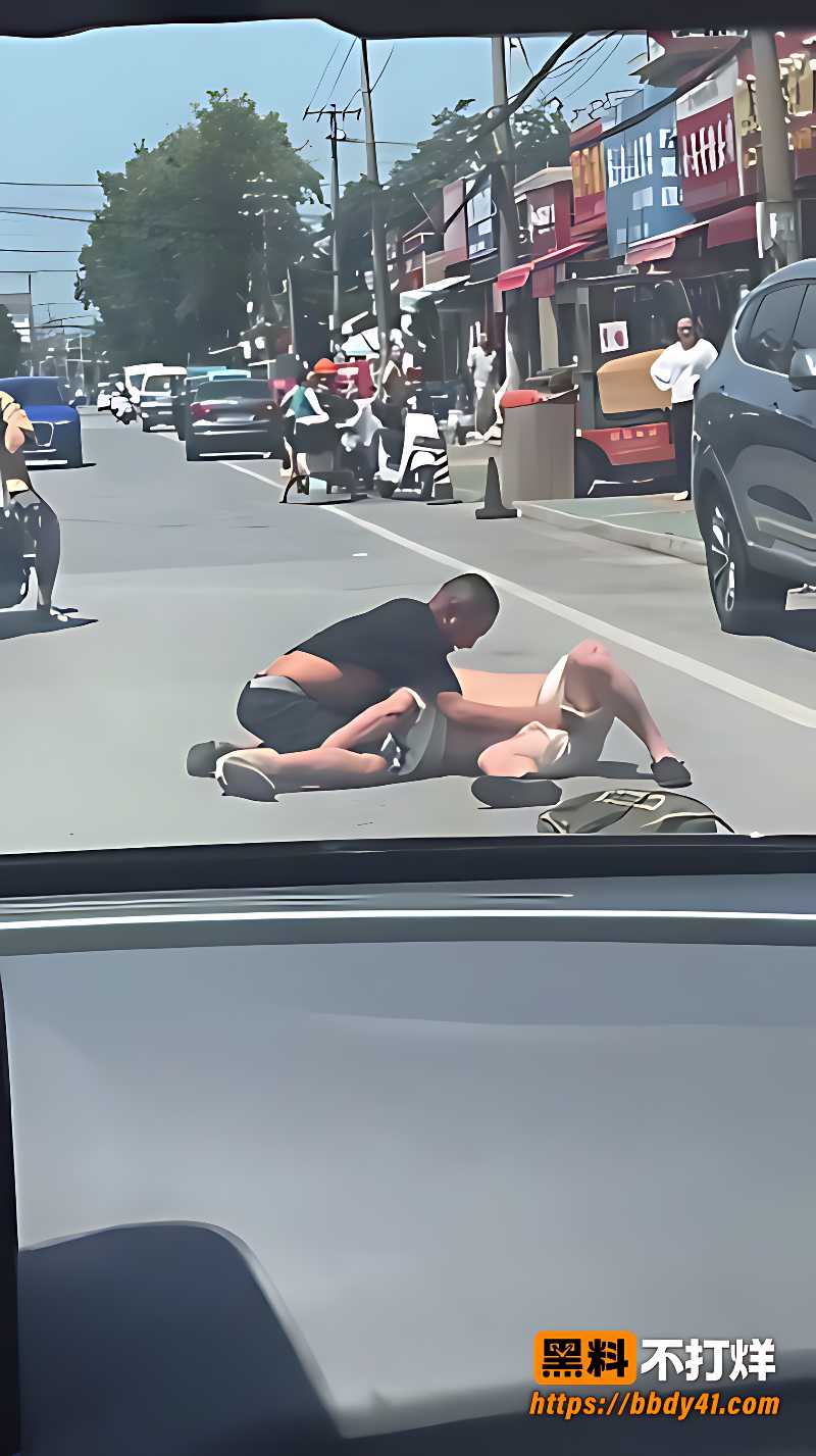 街头两男互殴5