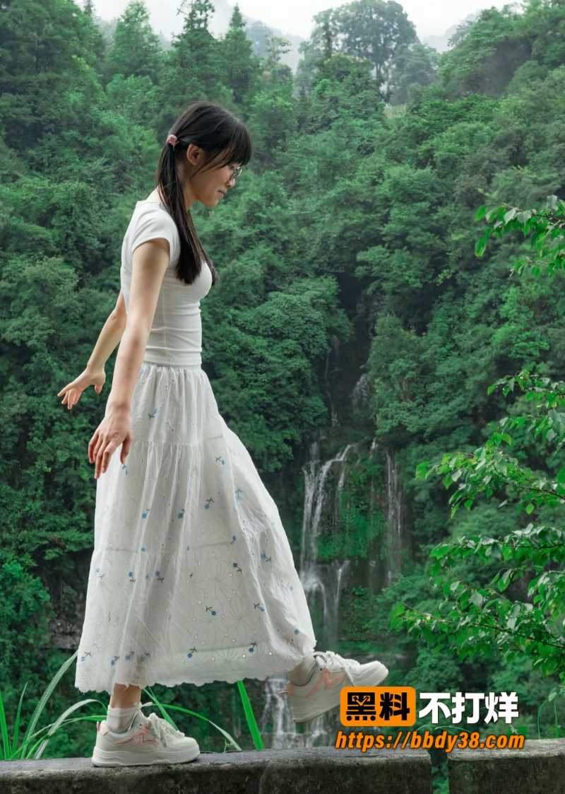 清纯眼镜口罩妹白丝吊带裙5