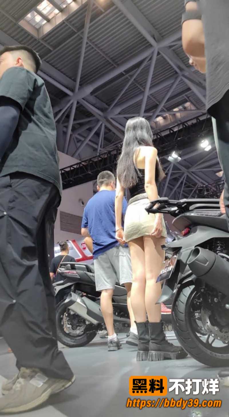 摩托车展抄底偷拍外国车模 银色短裙下黑裤若隐若现 肉感美臀尽收眼底