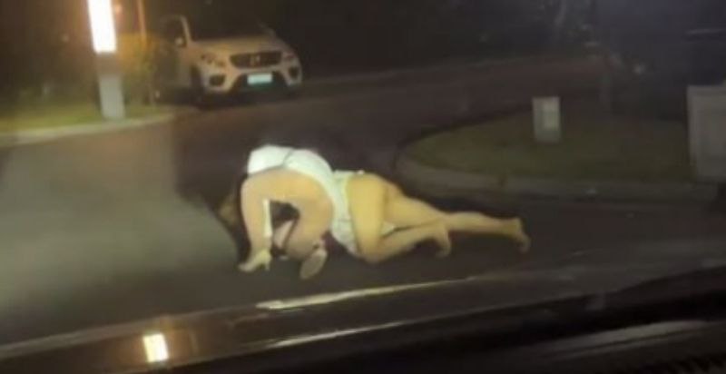 江苏徐州一男子开车途中偶遇一对婆媳撕逼大战 亮点不在打架而是在于婆婆竟然穿裙不穿内裤?!
