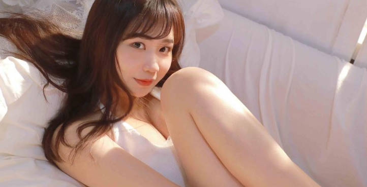 【新奇视频】含着屌给自己化个美美的妆！