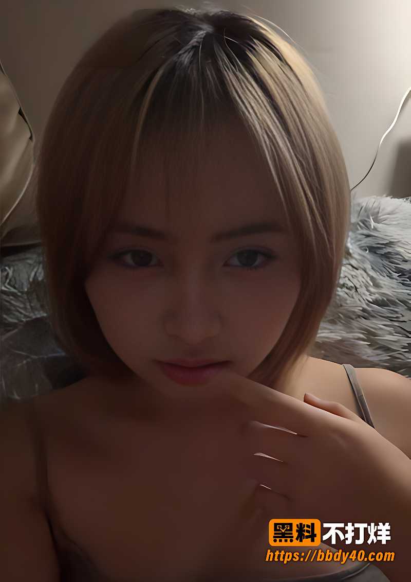 齐刘海甜妹在宿舍全裸私拍 蓝色壁纸前各种变换姿势 表面乖巧私下竟然这么浪