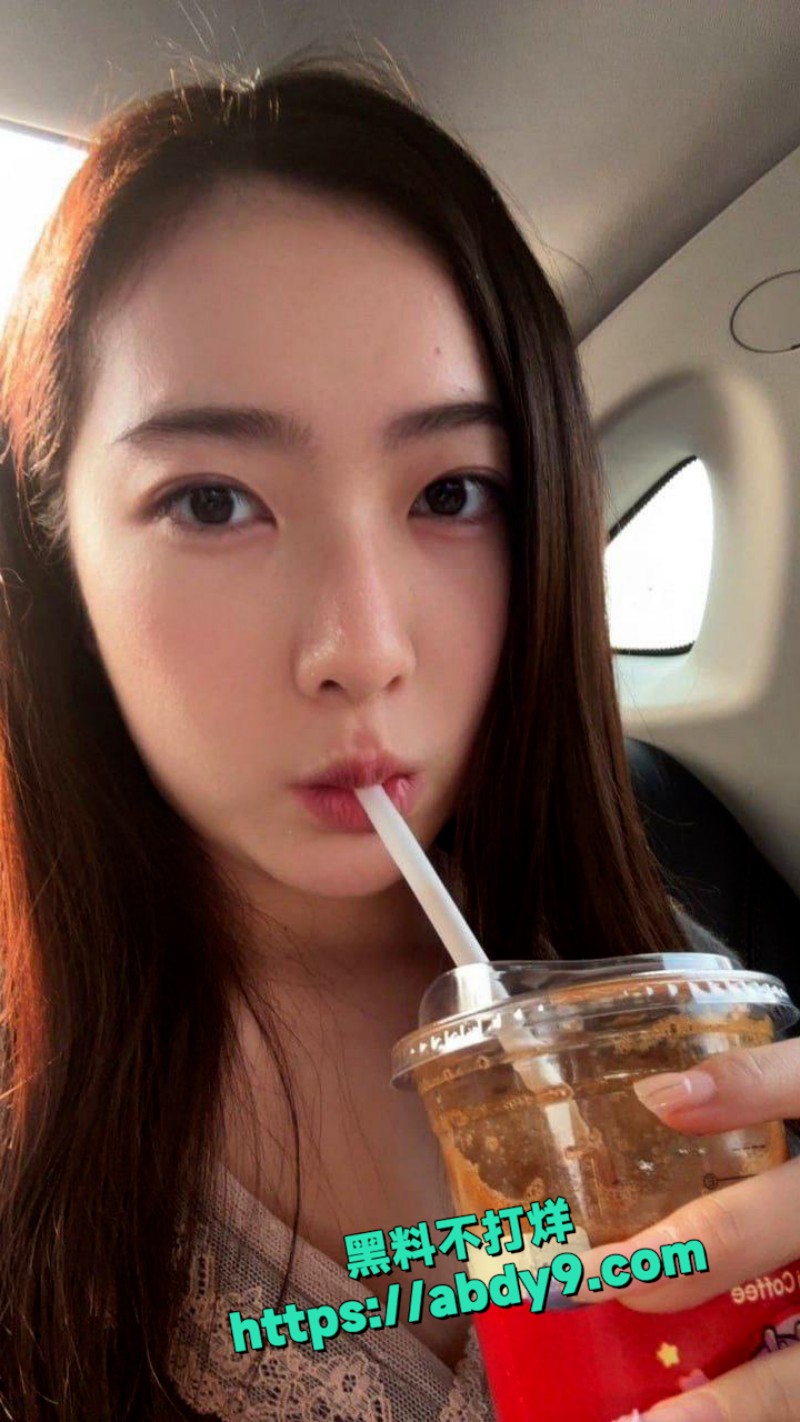 朋友圈女神的反差魅力 8