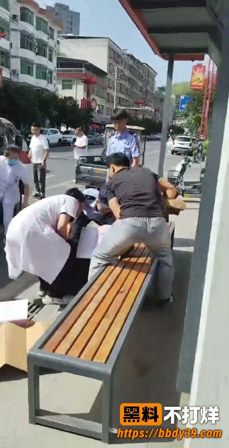 陕西汉阴龙岗阁流浪老太受侵害事件 1