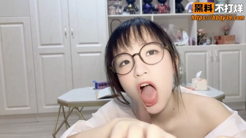 uu睡不着微胖白虎眼镜娘2