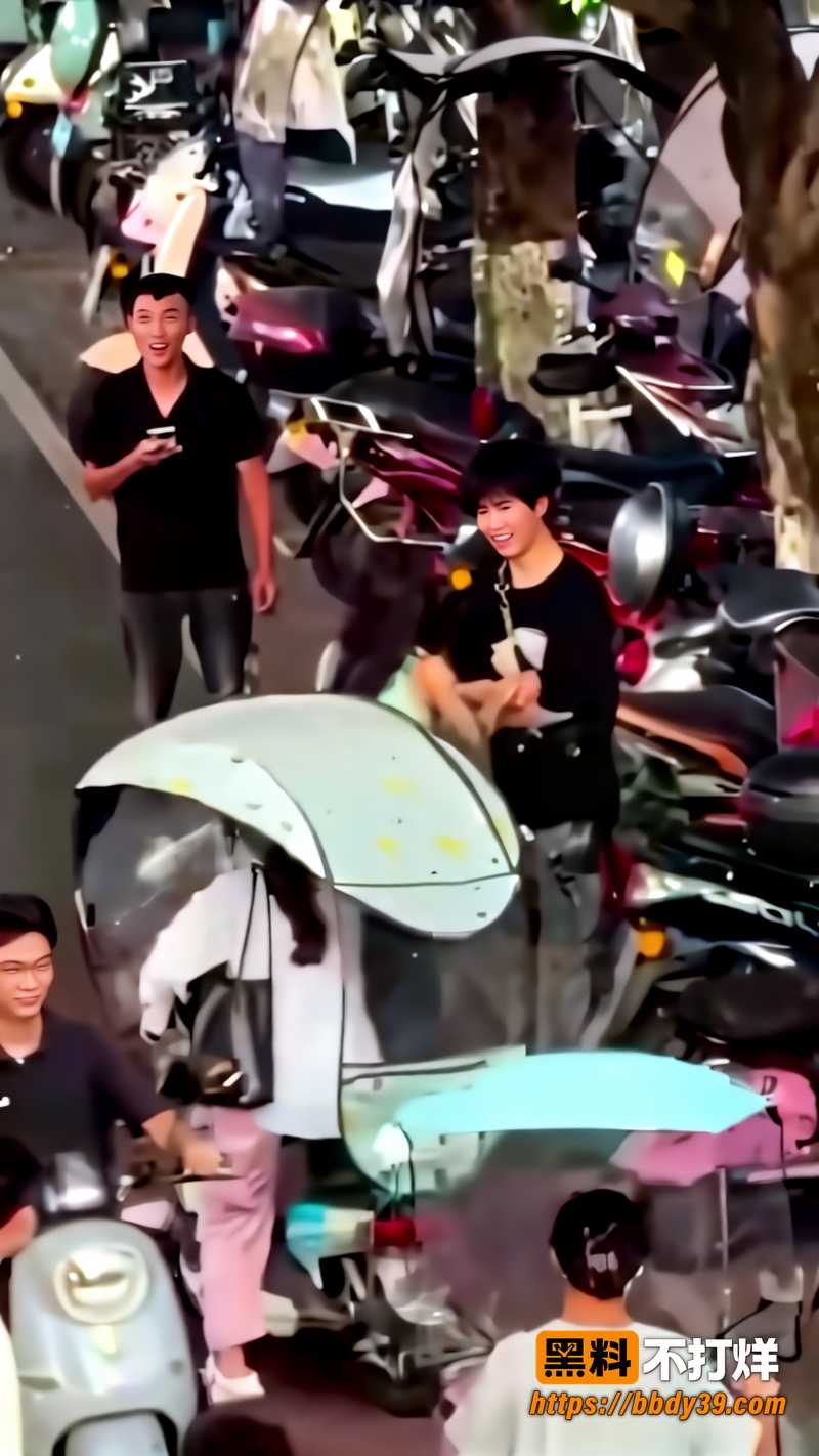 摩托车停放区 近距离面对面
