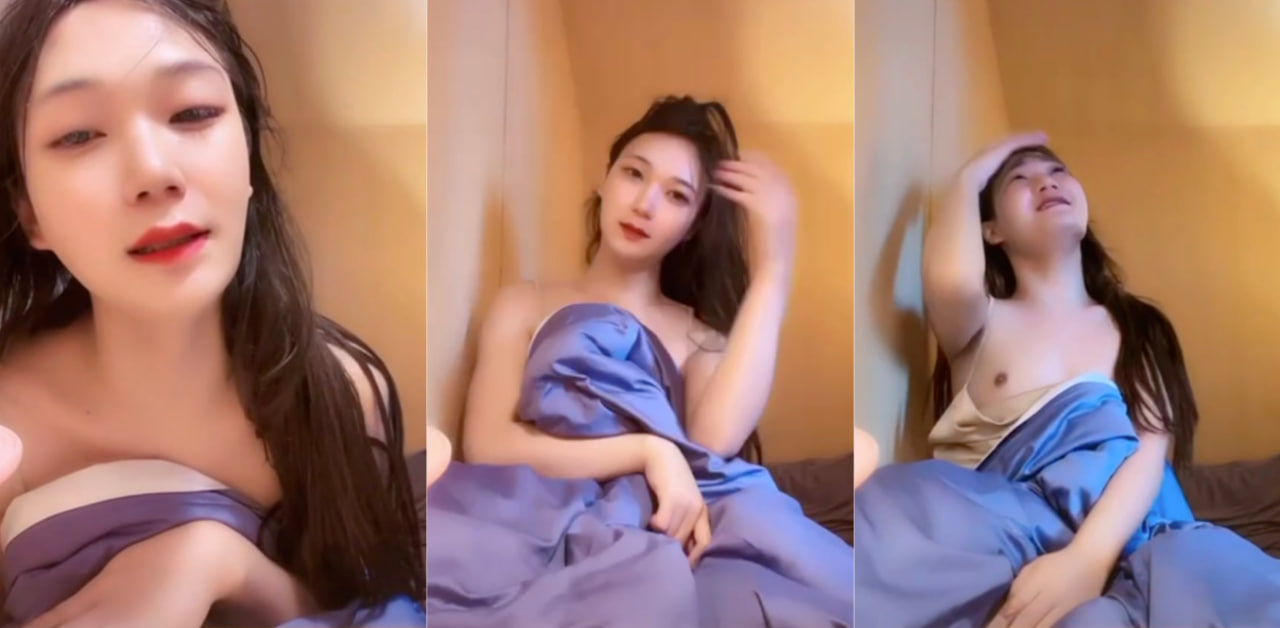 抖音 思思 直播时大方的裸露奶子奉献给粉丝们的眼球!黑葡萄稳稳当当的被一览无余~