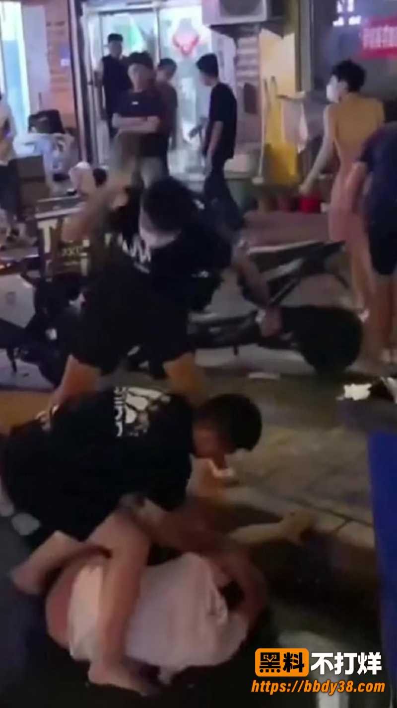 街头群殴冲突现场流出 男子光膀穿粉短裤参与互殴 现场混乱多人围观