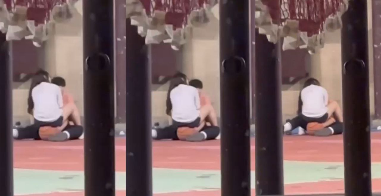 广西民族师范学院户外篮球场一对小情侣公然上演亲密大戏!几名路人学生妹现场解说十分热闹!
