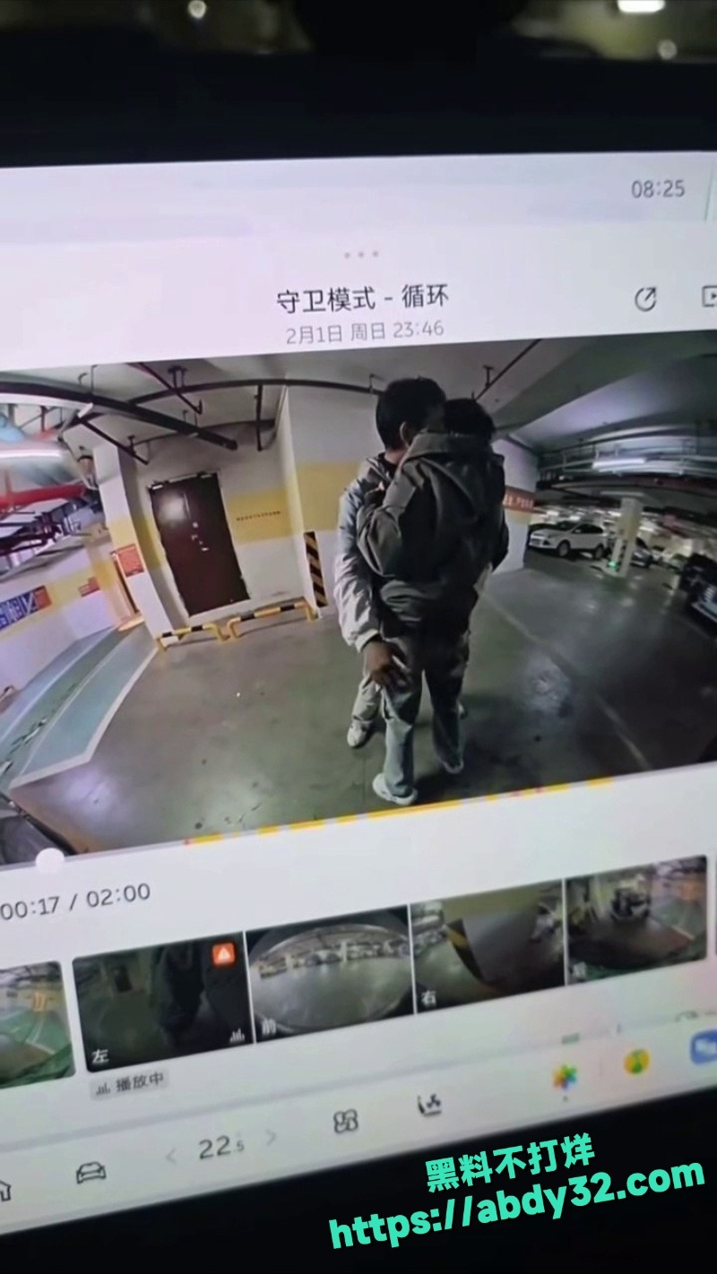 男同情侣电车旁激情热吻视频1