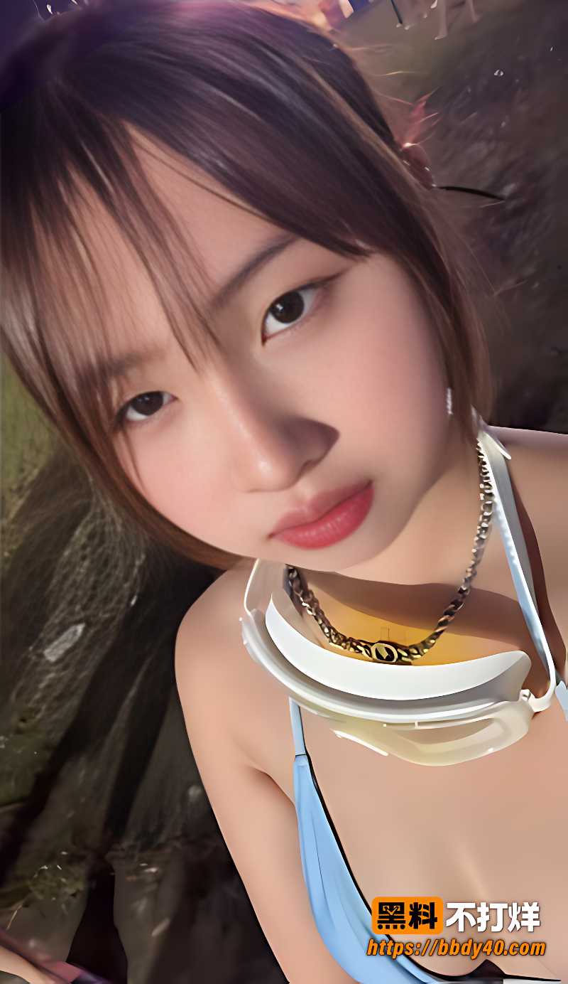 齐刘海甜妹在宿舍全裸私拍 蓝色壁纸前各种变换姿势 表面乖巧私下竟然这么浪