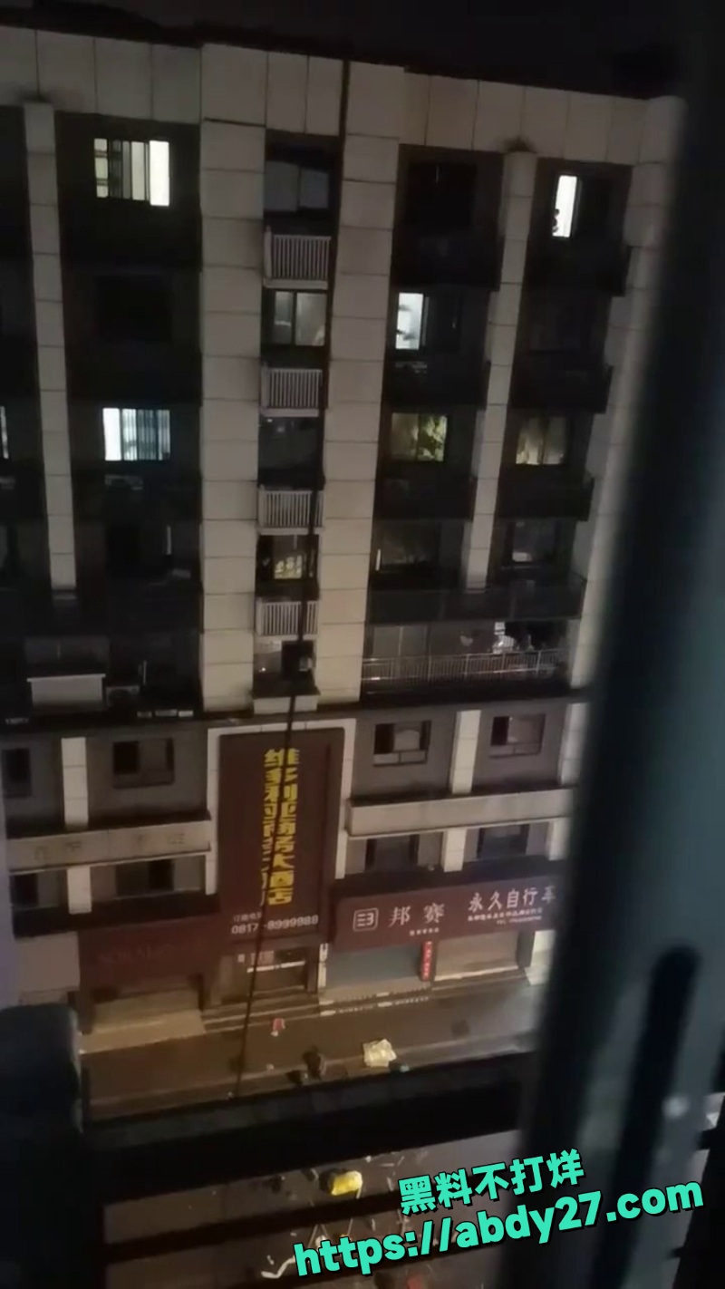夫妻争吵男子情绪失控抛物3