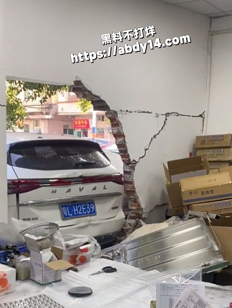广东惠州,女司机 开车穿墙而过也是牛逼了3