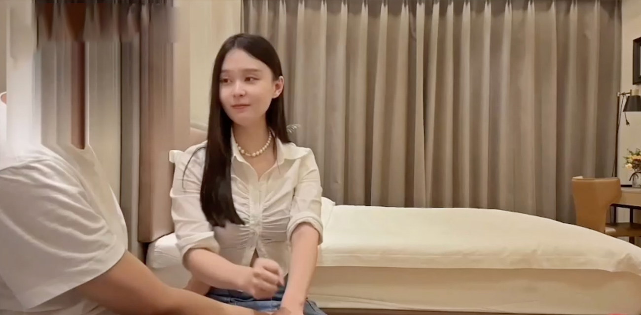 高颜值美少妇背着老公出来卖 把少妇操爽了她直呼 卧槽你的鸡巴比我老公的还要猛!