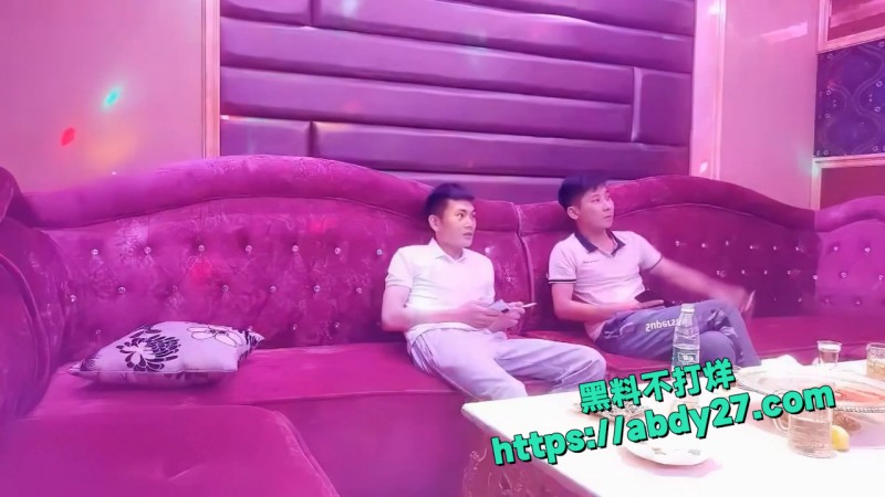 ktv唱歌之余玩4P 1