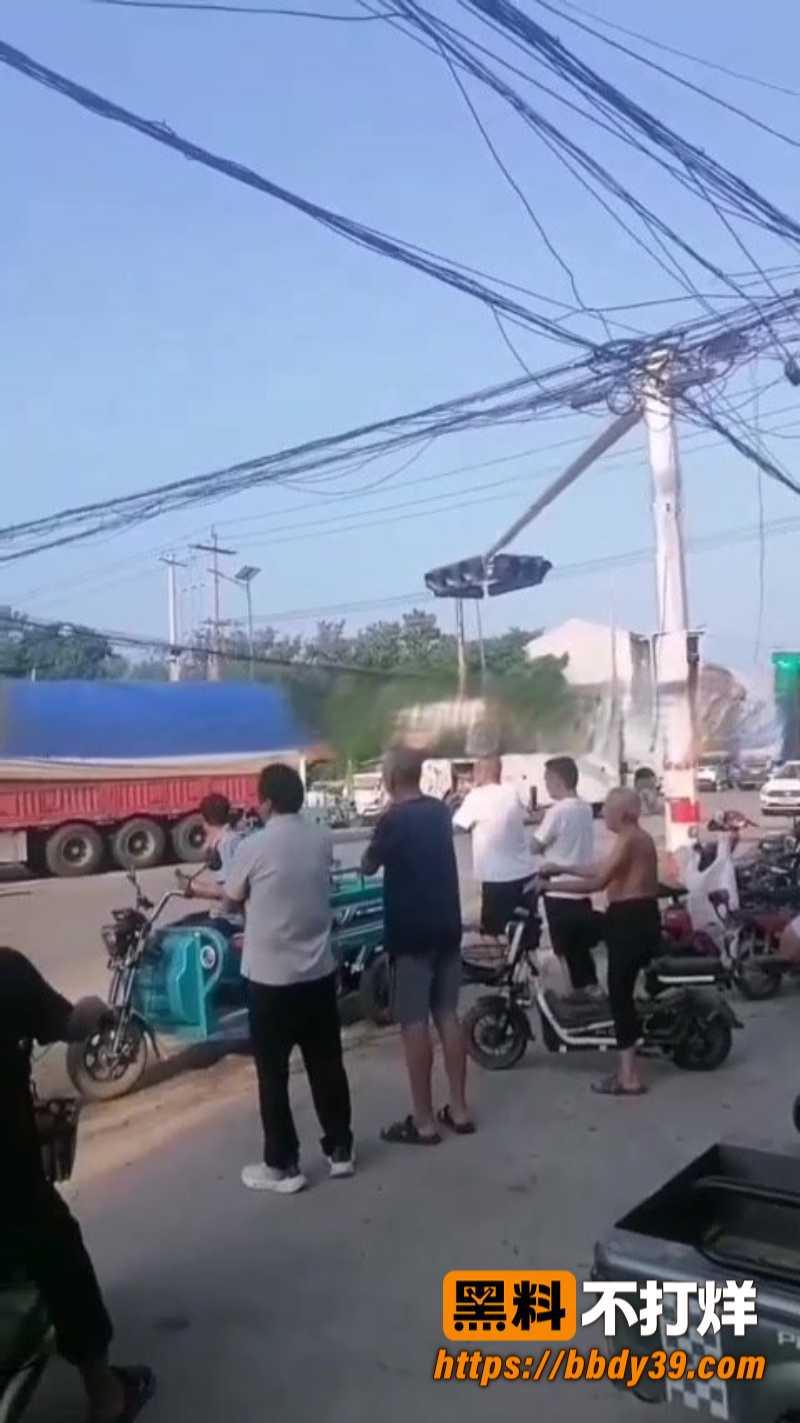 山东成武汶上集镇羊杂汤店惨遭货车撞击 疑似疲劳驾驶 现场画面极其惨烈