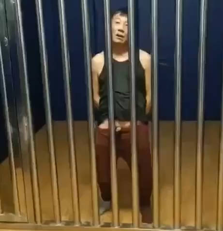 【新奇视频】	来啊，草泥马的，不服啊？啊，出来干一下子啊！有本事你放我出来啊！