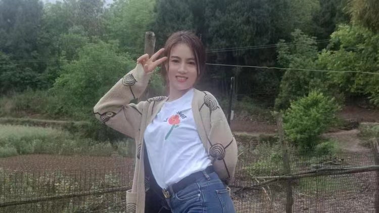 抖音 小妹妹来了  惯性超短直播露内热舞