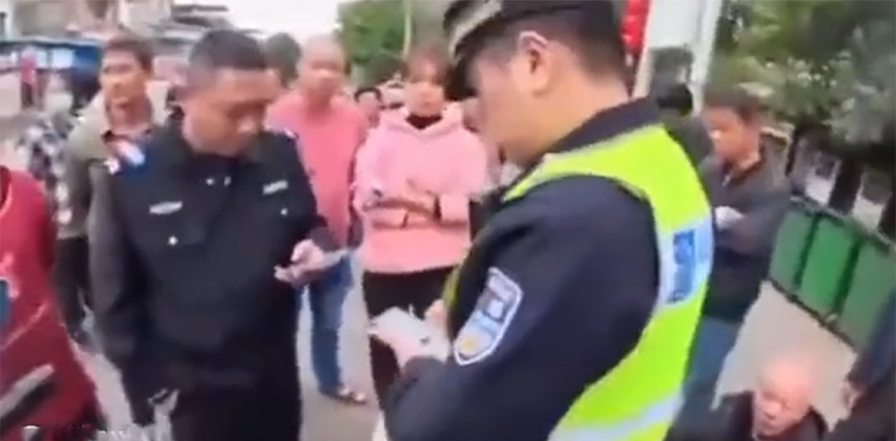福建小伙撞倒老人,交警判无责,却遭村民围堵: 必须赔偿,要不走不了