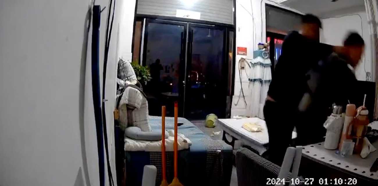 菏泽女子被老公家暴视频流出 实力相差悬殊女子毫无反抗之力 打不过为什么不跑呢?