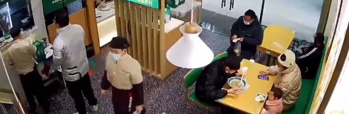 饭店内顾客动手打柔弱服务员 引发全体员工公愤围殴 打到他夺路而逃还喊没够