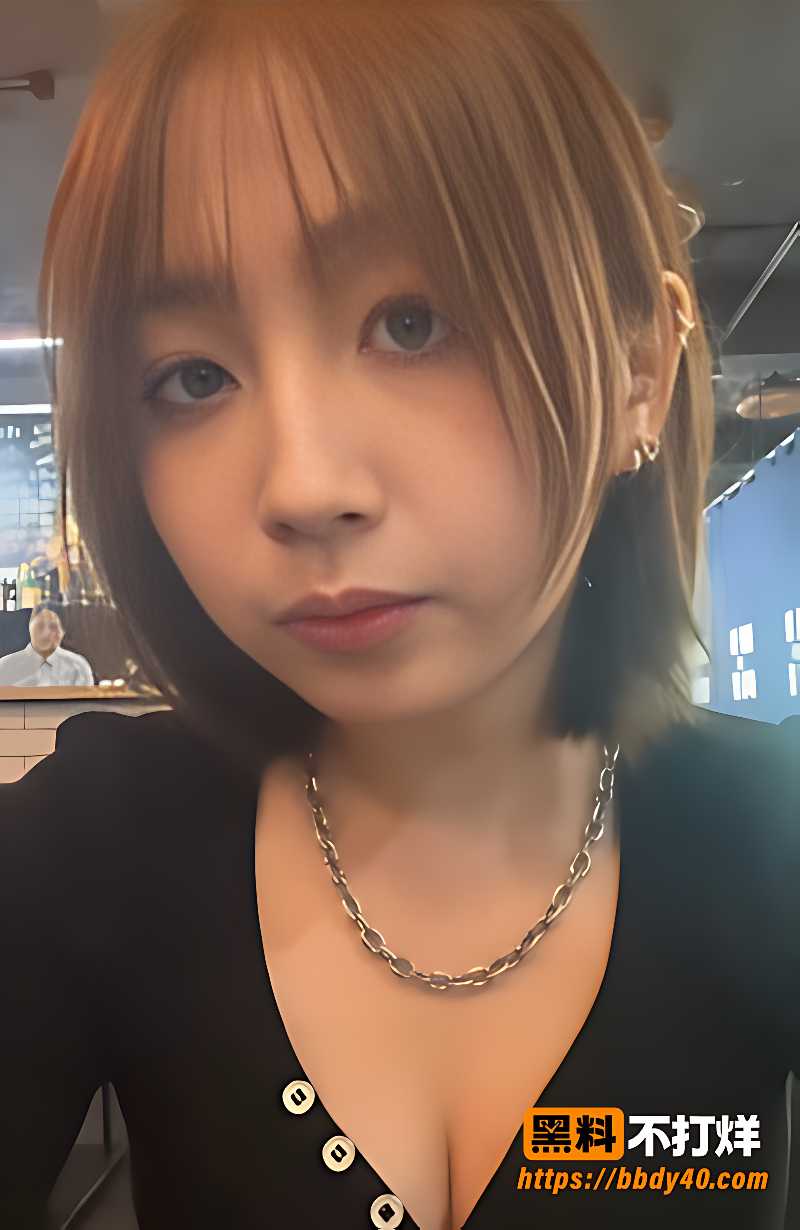 齐刘海甜妹在宿舍全裸私拍 蓝色壁纸前各种变换姿势 表面乖巧私下竟然这么浪