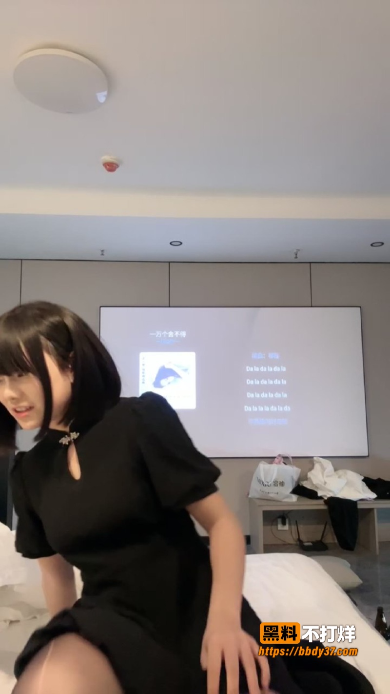 短发精神小妹小七抽烟直播反差8