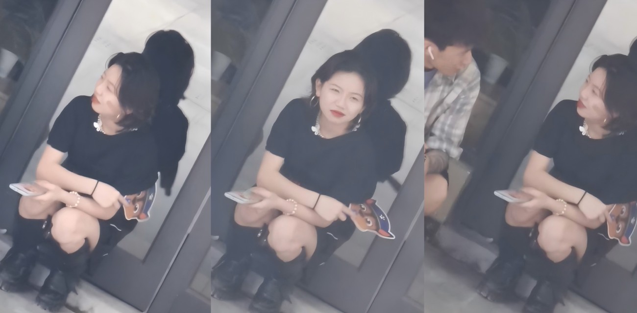 长靴美女路边热聊后 厕所独处 尾随偷拍意外揭晓自慰一幕