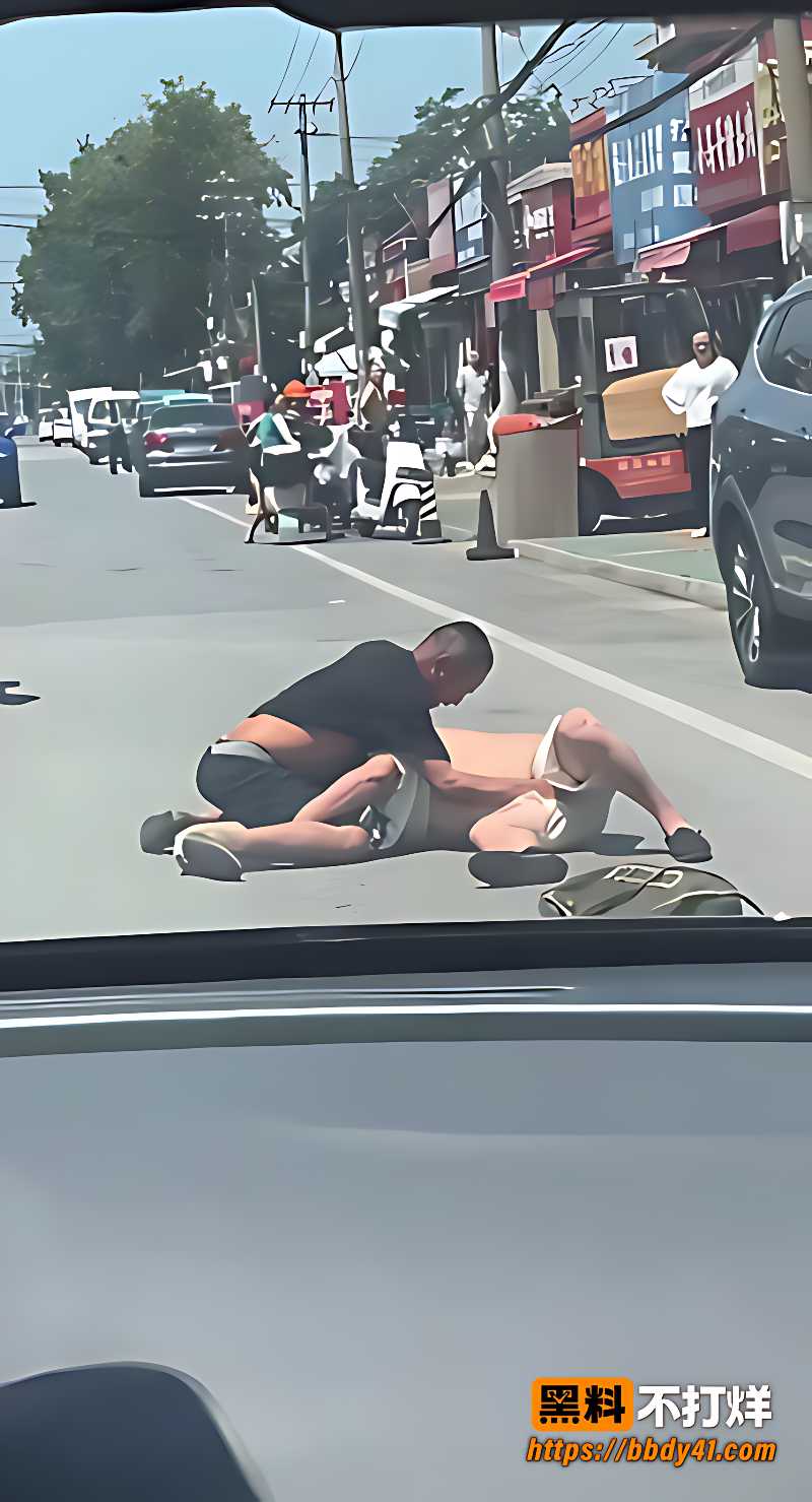 街头两男互殴4