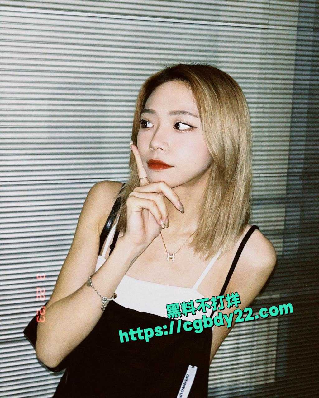 偷拍大神蹲守很久才拍到的IG小网红尿尿8