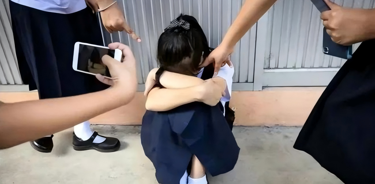 精神小妹在商业广场街头被一群恶霸踩爆 脚踩辱骂直接干到绝望!