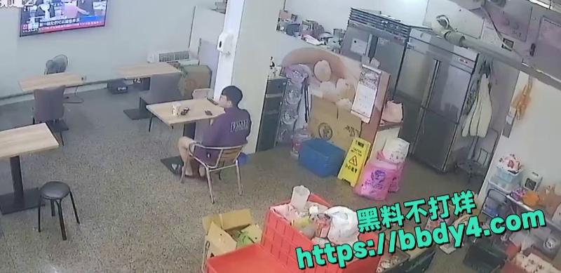 台湾一男子跑豆浆店里撸管 3