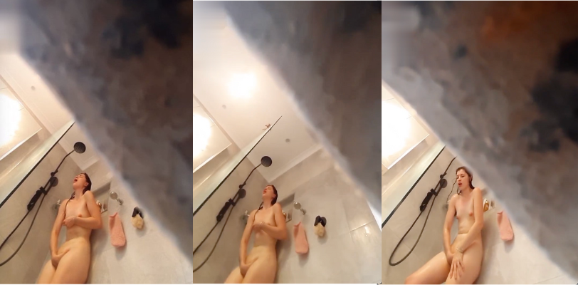 屌丝门缝下偷窥女邻居洗澡发现其在自慰!屌丝当场发出淫笑给妹子瞬间吓僵硬了!
