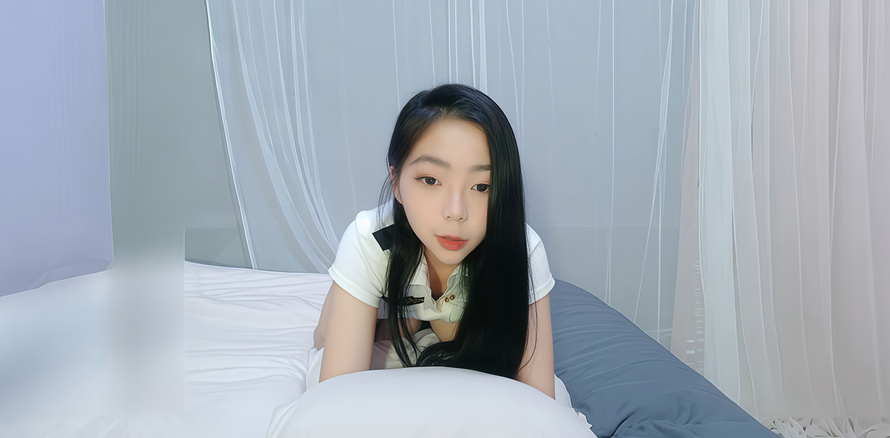 刚下海的顶级美女 丰满肥臀曲线撩人 穿着制服镜头下展现自己的完美身材