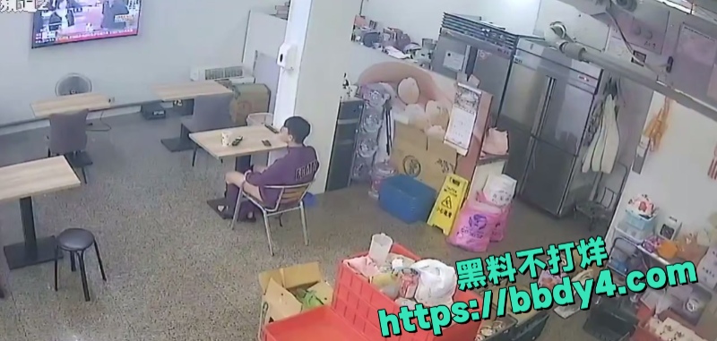 台湾一男子跑豆浆店里撸管 4